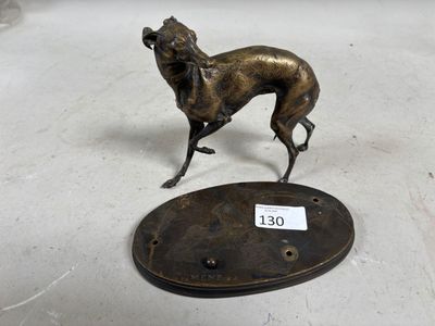 une statue représentant un chien, située à côté d'une plaque commémorative