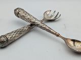 deux cuillères et une fourchette posées sur une table
