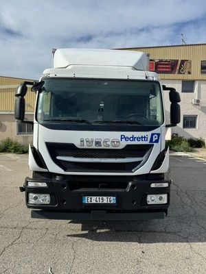 une photo d'un camion garé sur un parking