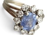 une image d'une bague en saphir bleu et diamant sur fond blanc