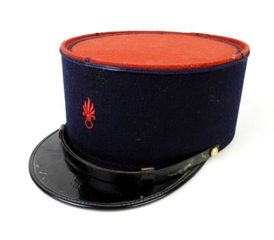 casquette d'officier de marine avec des bordures rouges et bleues