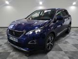 la voiture bleue est garée sur un sol en damier dans le garage