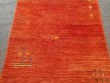 un tapis orange sur un sol gris