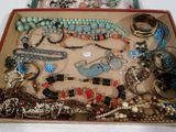 une boîte remplie de bijoux assortis sur une table