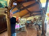 un homme qui se tient devant un miroir