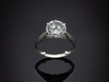 gros plan d'une bague en diamant sur une surface noire