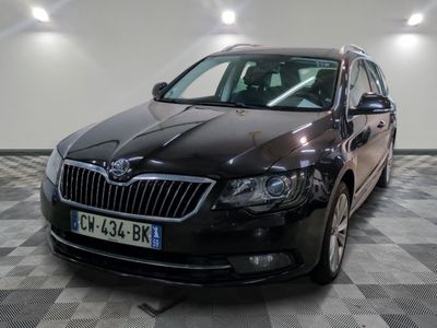 la photo d'une voiture noire garée dans un garage