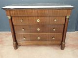 commode ancienne avec dessus en marbre et poignées en laiton