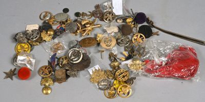 une pile d'objets assortis sur une table