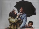 une affiche représentant un homme tenant un parapluie au-dessus d'un autre homme