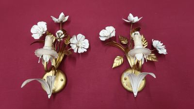 deux appliques murales ornées de fleurs