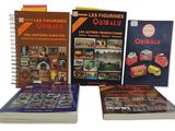 plusieurs livres sont empilés sur une surface blanche