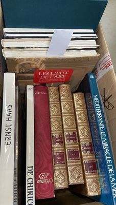 une boîte pleine de livres posée sur une table