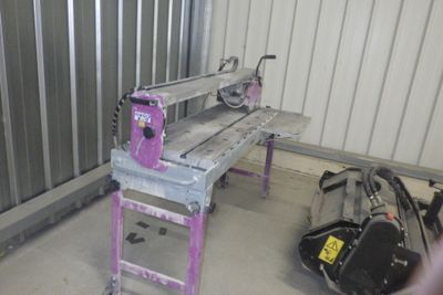 une machine posée sur une table dans une pièce