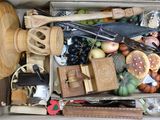 une boîte contenant divers objets, notamment un couteau, une fourchette et d'autres articles