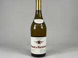 une bouteille de vin posée sur une table
