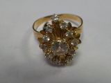 une image représentant une bague en or sertie d'un bouquet de diamants