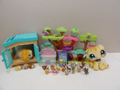 a lot of littlest pet shop toys on the table