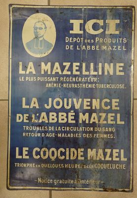une enseigne bleue et blanche accrochée au mur d'un immeuble, sur laquelle figure l'image d'un homme coiffé d'un chapeau