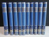 six livres bleus alignés sur une table blanche