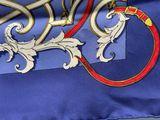 un gros plan d'un drapeau bleu et rouge sur lequel figure un cheval
