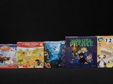 Plusieurs jeux de société pour enfants sont alignés sur une surface noire