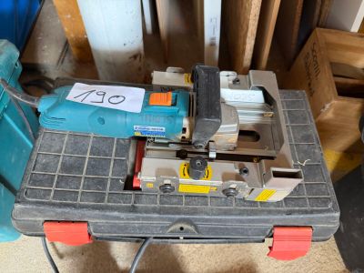 une photo d'un établi sur lequel sont posés des outils