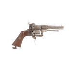 un vieux revolver avec un manche en bois sur fond blanc
