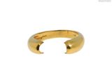 gros plan d'une bague en or sur fond blanc
