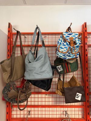 Stock d'occasion de sacs à main, pochettes et effets textile…