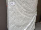 un matelas emballé dans du plastique