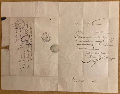 un vieux bout de papier sur lequel est apposé un timbre, posé sur une table