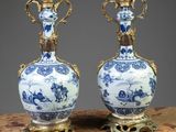 deux vases bleus et blancs posés sur une table en bois