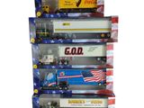 Plusieurs camions miniatures sont empilés les uns sur les autres dans une vitrine.