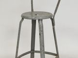 une image représentant un tabouret en métal avec une assise et un dossier en bois