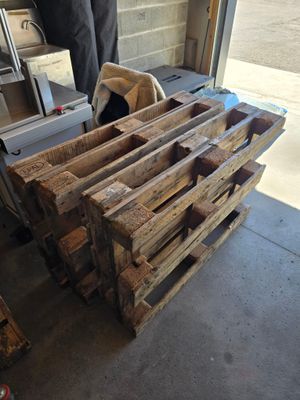 plusieurs pièces de bois sont empilées dans un garage