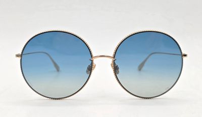 gros plan d'une paire de lunettes de soleil sur une surface blanche