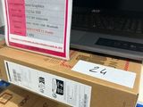 beaucoup de cartons sur la table, avec un ordinateur portable posé dessus