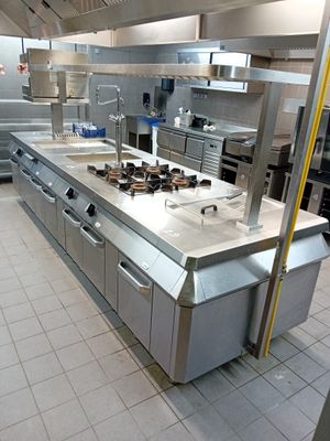 une grande cuisine offrant beaucoup d'espace de plan de travail