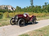 une voiture de collection qui roule sur la route, garée sur le bas-côté