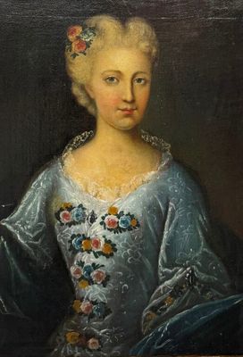 un vieux tableau représentant une femme en robe bleue, avec des fleurs dans les cheveux
