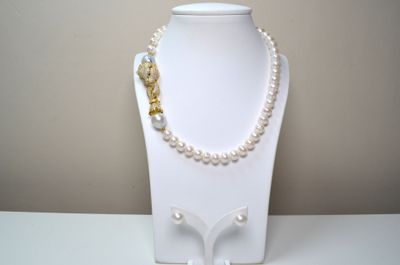 un mannequin blanc portant un collier de perles