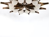 une image d'un lustre fabriqué à partir de bâtonnets de bois et de verre