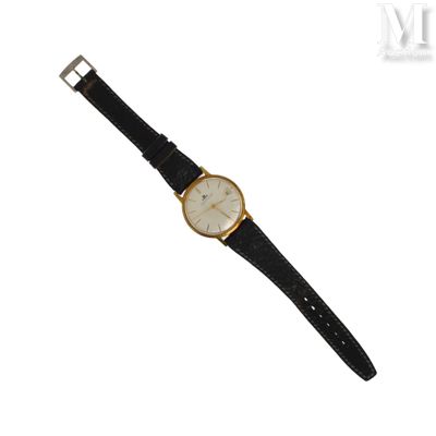 l'image d'une montre-bracelet avec un bracelet en cuir noir
