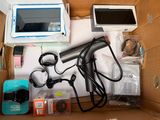 une boîte contenant de nombreux composants électroniques