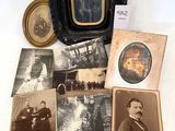 Plusieurs vieilles photos d'hommes et de femmes sont exposées sur une photo en noir et blanc