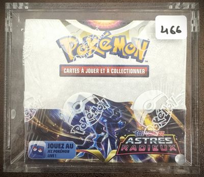 gros plan d'une boîte de cartes pokemon sur une table