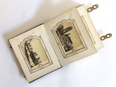 un livre ouvert sur lequel figure l'image d'un bâtiment
