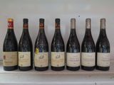 six bouteilles de vin sont alignées sur une étagère