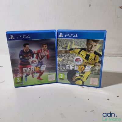 Deux jeux vidéo sont posés sur une surface blanche : l'un est un jeu de football et l'autre est un jeu vidéo.